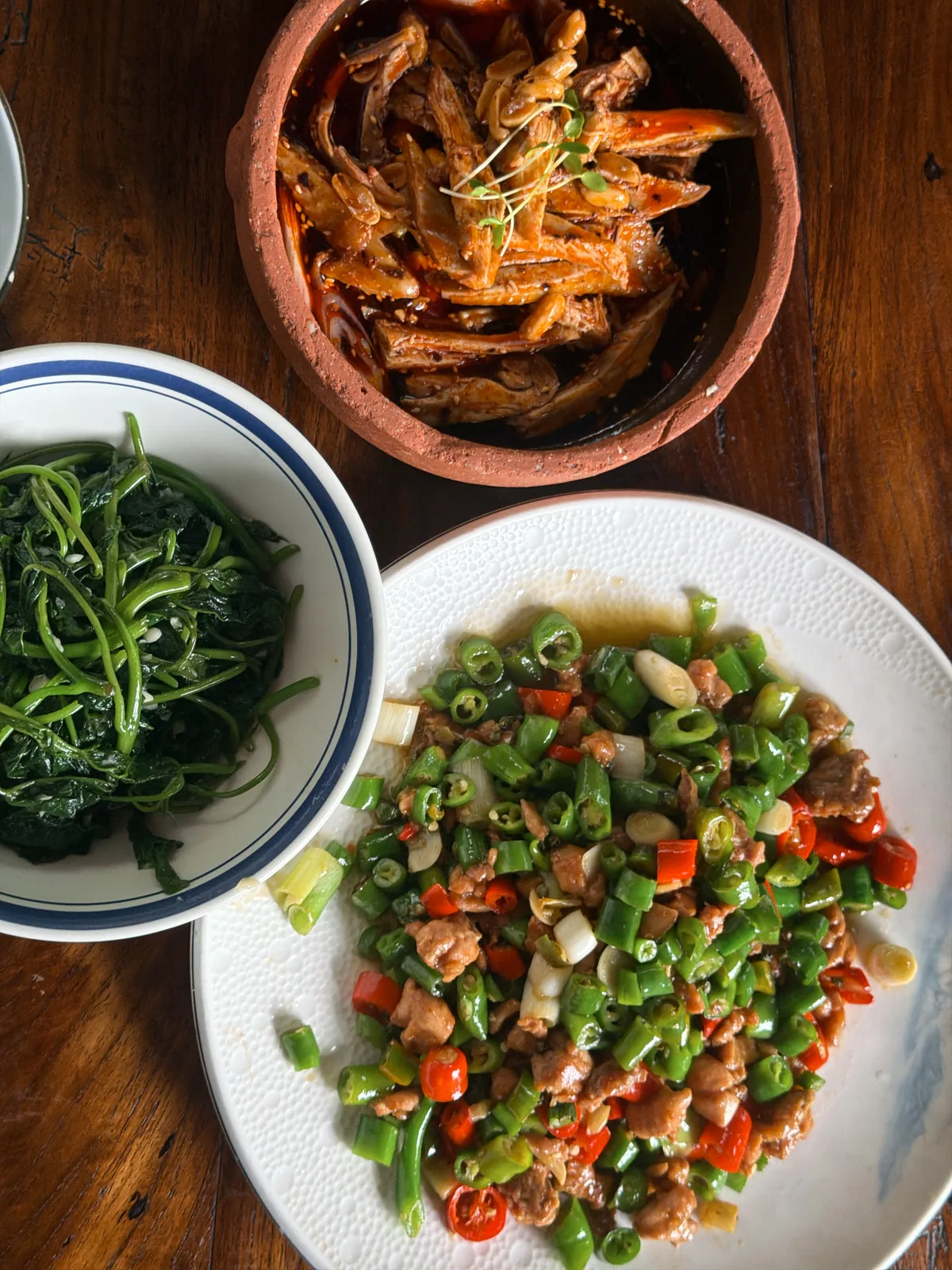 青城山木桌上的陶罐卤味鸭肉与炒菜